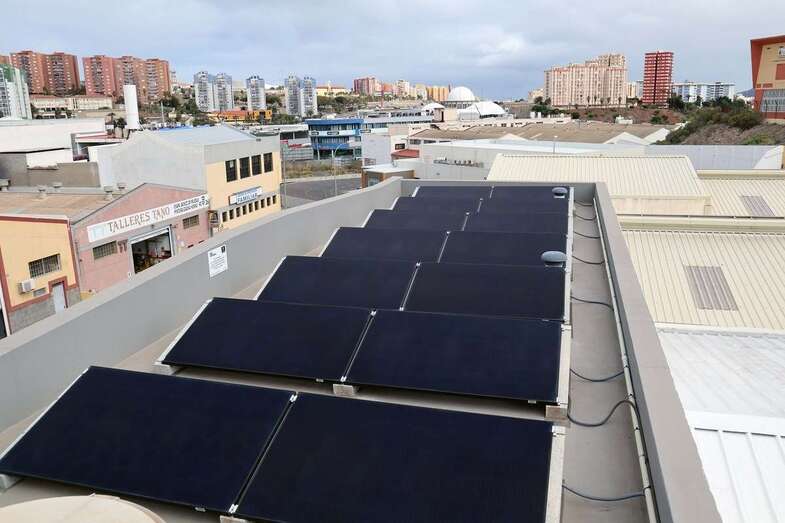 Placas solares instaladas en una nave industrial de Las Palmas de Gran Canaria/TA.